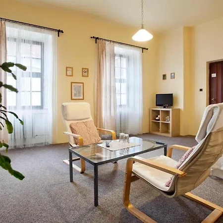 Πανσιόν A Restaurace Modra Ruze Tábor