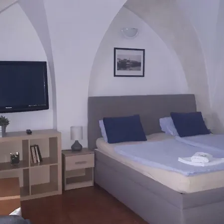 A Restaurace Modra Ruze Πανσιόν Tábor